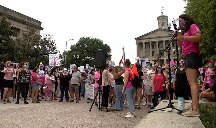 La gente habla en un mitin a favor del aborto frente al tribunal federal en Nashville