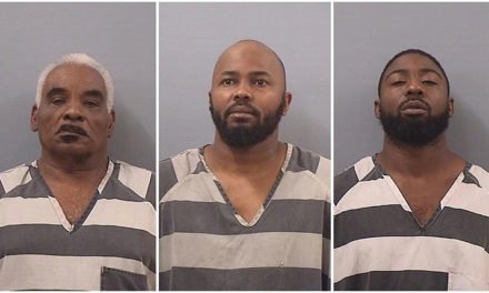 3 arrestados por tratar de cobrar cheques fraudulentos en Hendersonville