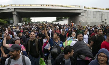 La mayor caravana de inmigrantes vista hasta ahora sale desde el sur de México con destino a la frontera con EE.UU.