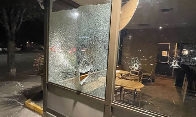 “Aborten la Corte”: rompen ventanas, vandalizan un Tesla y pintan grafitis en Portland tras el fallo contra el aborto