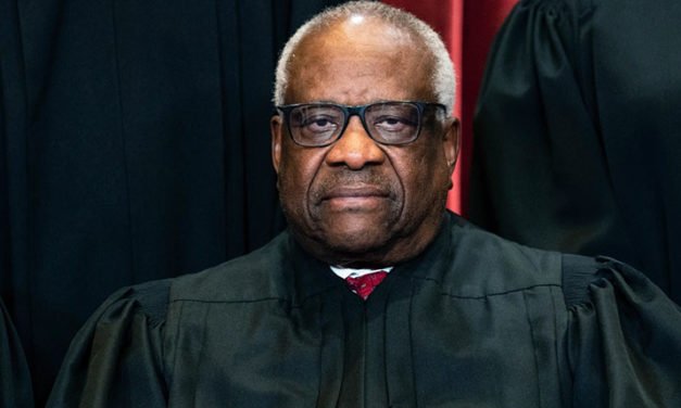 Clarence Thomas muestra interés en facilitar demandar a los medios