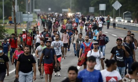 Dos caravanas con más de 3.000 migrantes salen del sur de México para tramitar permisos y continuar hacia EE.UU.