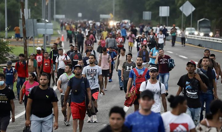 Dos caravanas con más de 3.000 migrantes salen del sur de México para tramitar permisos y continuar hacia EE.UU.