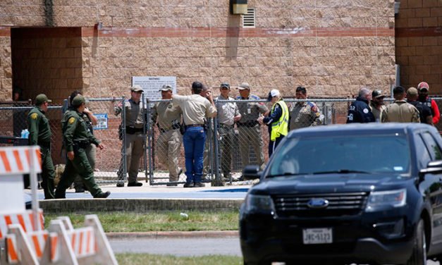 Video muestra policías arremolinándose en pasillo durante masacre de Uvalde