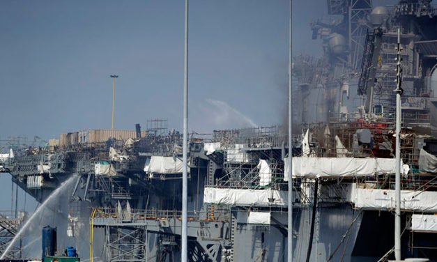 La Marina disciplina a los oficiales en un incendio masivo en un barco