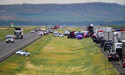 2 niños entre 6 muertos en choque de carretera en Montana, otros 8 heridos