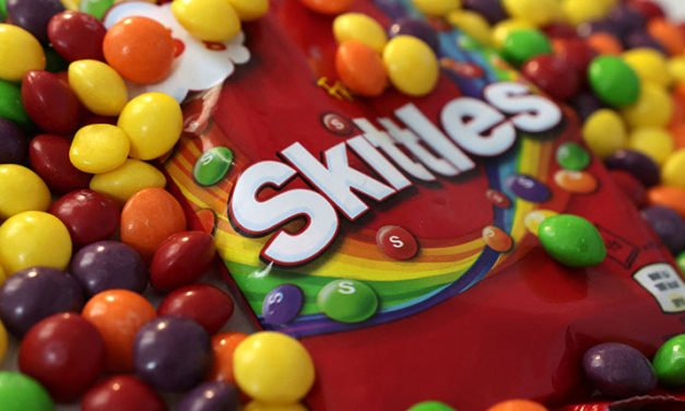 La demanda de Skittles afirma que la ‘toxina’ los hace ‘no aptos para el consumo humano’