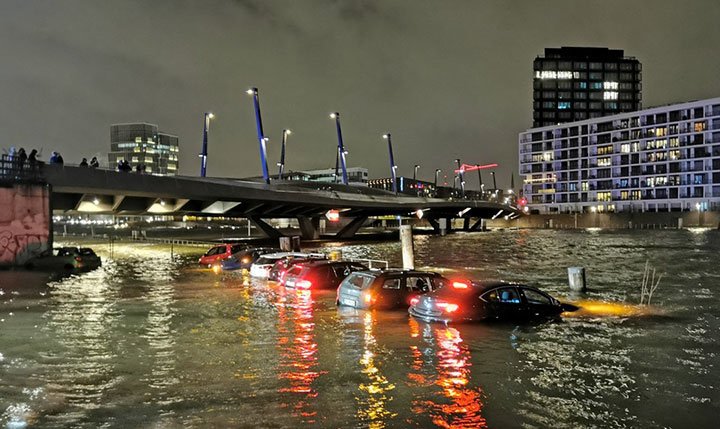 Un río se desborda a causa de las fuertes lluvias e inunda las calles de la ciudad rusa de Sochi