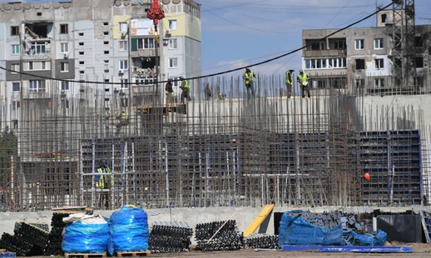 Militares rusos continúan la construcción de un nuevo distrito residencial en Mariúpol y planean entregar 12 edificios en octubre