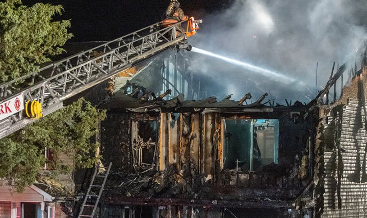 Fallout de fuegos artificiales: familias desplazadas después de incendio