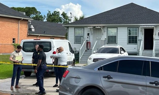 Policía: mujer de Nueva Orleans arrestada por apuñalar a 2 niños; 1 muerto, 1 crítico