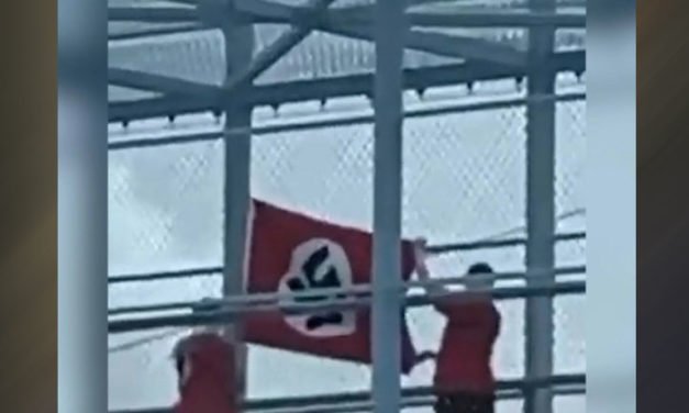 Grupo exhibe símbolos nazis en puente de Florida