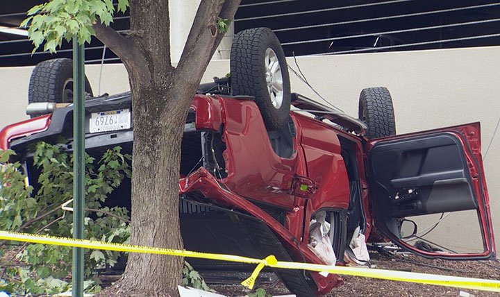 El automóvil de un adulto mayor cae desde un cuarto piso en el estacionamiento de un hospital