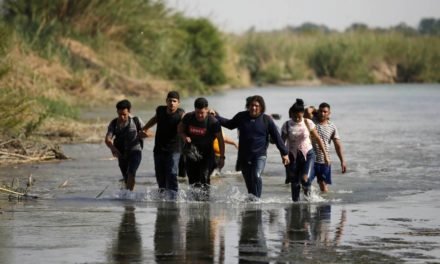 Una ciudad de Texas pide refrigeradores para almacenar los cuerpos de migrantes ante el aumento de muertes en el río Bravo