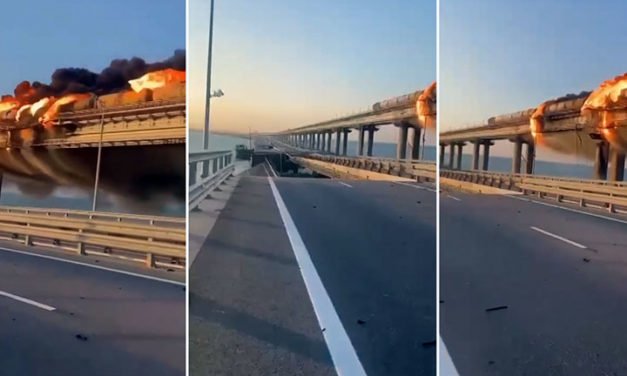 Voluntarios ayudan a los automovilistas atascados en la entrada del puente de Crimea, casi reparado tras la explosión