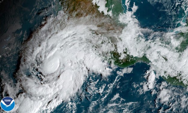 El huracán Roslyn se intensifica a categoría 4 previo a su llegada a México