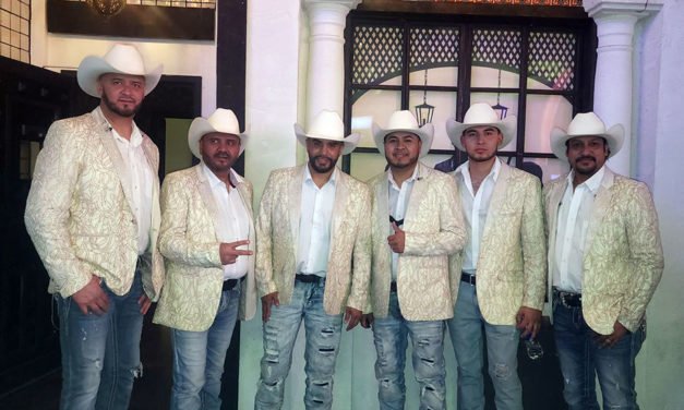 Saludos latinos desde Plaza Mariachi