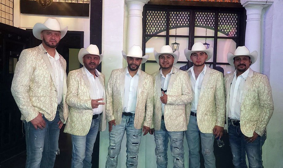 Saludos latinos desde Plaza Mariachi