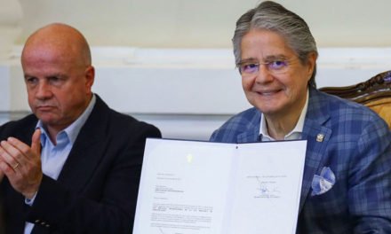 Lasso firma nueva Ley de Comunicación y dice que servirá en la lucha contra “narcopolíticos” en Ecuador