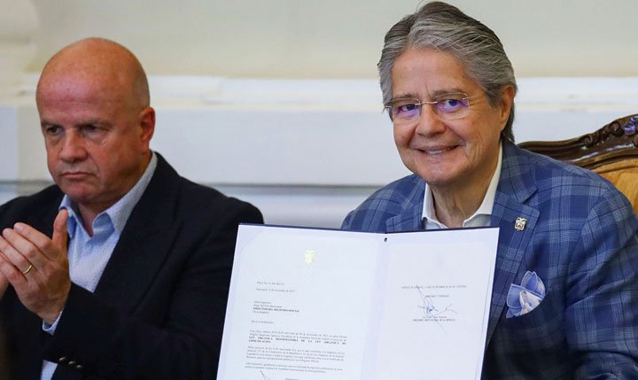 Lasso firma nueva Ley de Comunicación y dice que servirá en la lucha contra “narcopolíticos” en Ecuador