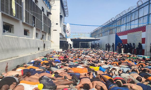 Decomisan fusiles, pistolas y municiones en la cárcel ecuatoriana azotada por motines esta semana