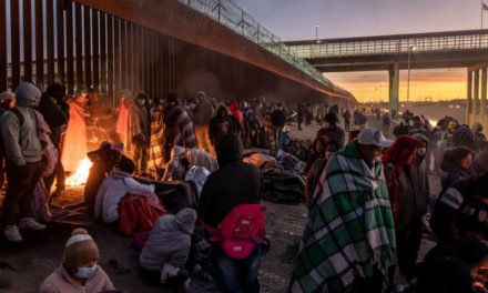 EE.UU. prepara gigantescas tiendas de campaña para acoger migrantes con el Título 42 aún en el aire