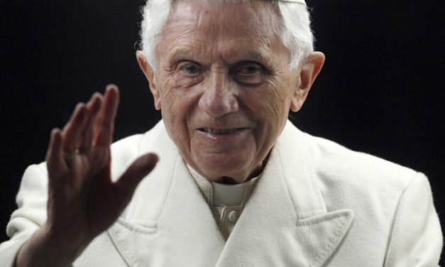 Benedicto XVI, primer Papa en renunciar en 600 años, muere a los 95 años