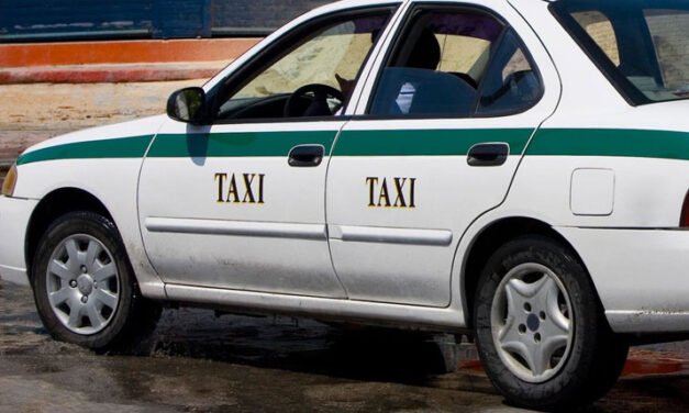 EE.UU. emite una alerta luego que taxistas de Cancún bloqueen carreteras y ataquen a conductores de Uber