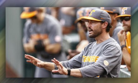 El entrenador de béisbol de Tennessee, Tony Vitello, suspendido por la próxima serie de fin de semana