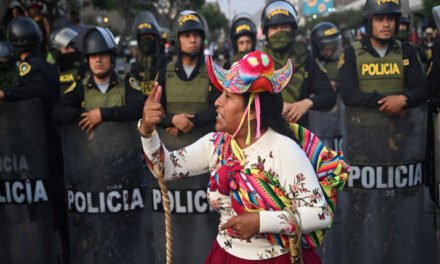 “Métele bala”: La indignante petición de un hombre a la Policía frente a una manifestante en Perú