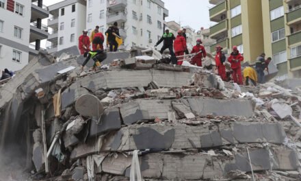 Aumenta a casi 1.500 el número de fallecidos tras los potentes terremotos en Turquía