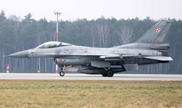 Polonia descarta el envío de sus cazas F-16 a Ucrania