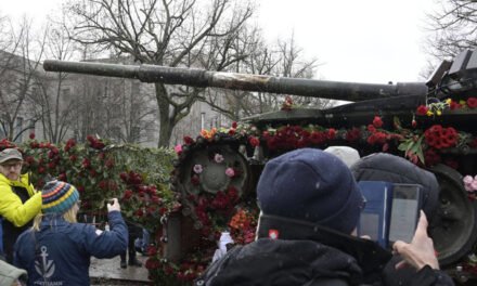 Cubren con miles de rosas un tanque ruso destruido, instalado frente a la Embajada rusa en Berlín