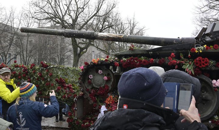 Cubren con miles de rosas un tanque ruso destruido, instalado frente a la Embajada rusa en Berlín