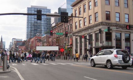 Los turistas dan la bienvenida a la nueva unidad de Policía Metropolitana en el centro de Nashville para la seguridad pública