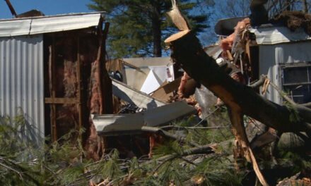 Los habitantes de Nashville recogen escombros después de que los fuertes vientos destruyeran sus casas