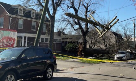 Miles siguen sin electricidad en el centro de Tennessee