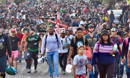 Muere un hondureño en la caravana de migrantes que avanza en el sur de México