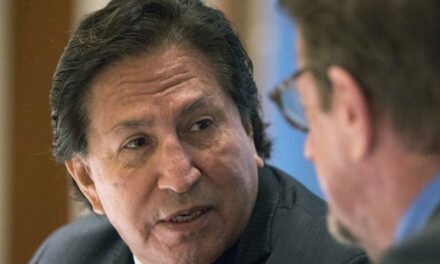 Alejandro Toledo se entrega a las autoridades de EE.UU. para iniciar proceso de extradición a Perú