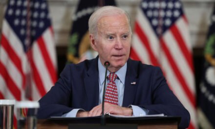 Biden podría vetar la ley que prohíbe a las estudiantes transgénero competir en deportes femeninos