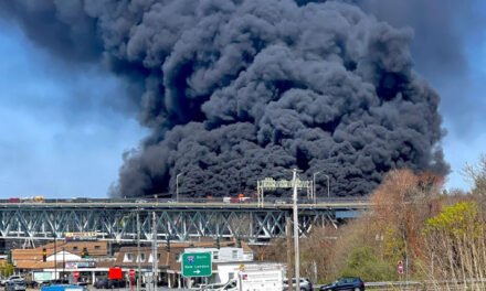 Accidente mortal de un camión cisterna provoca un enorme incendio y el cierre de un puente en EE.UU.