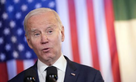 Hallan en la calle un plan de seguridad secreto para proteger a Biden