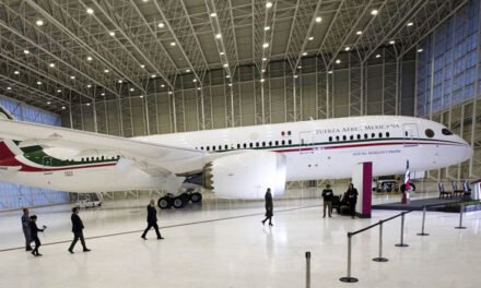 López Obrador celebra la venta del avión para “faraones acomplejados” que usó Peña Nieto