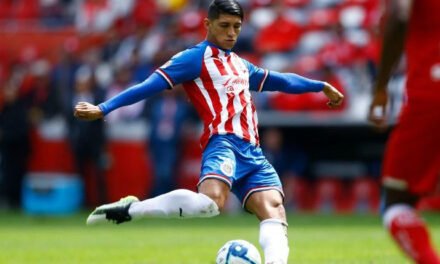 Chivas cambia de planes, deja vestido y alborotado a Alan Pulido