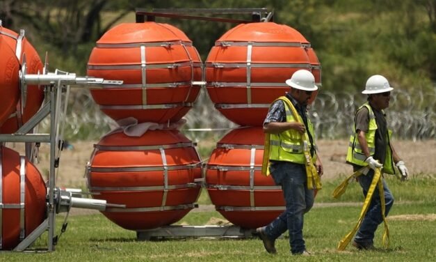 Texas despliega un ‘muro flotante’ para detener el cruce fronterizo de migrantes