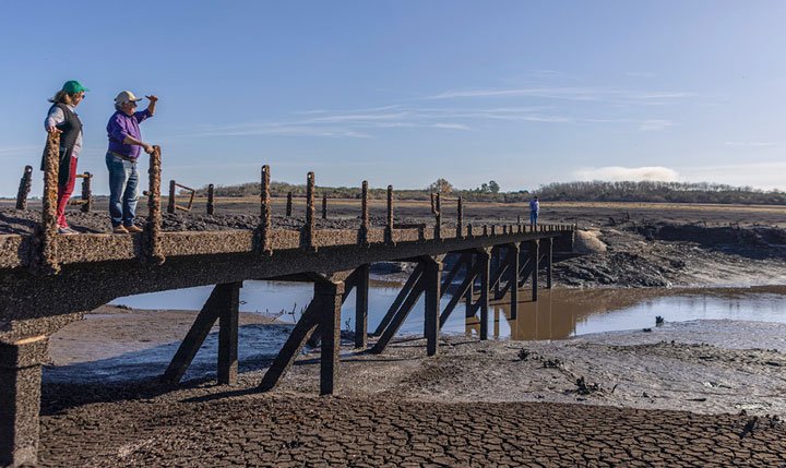 “Por ahora” el agua es bebible en Uruguay, pero el Gobierno no descarta recomendar solo embotellada