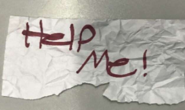 Rescatan a una niña secuestrada en EE.UU. gracias a un mensaje de auxilio en un trozo de papel