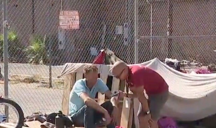 Los defensores se apresuran a ayudar a las personas sin hogar en un calor récord