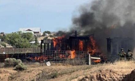 Avión se estrella contra casa en Nuevo México; al menos 1 persona muerta