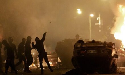 Varios videos mostrarían a manifestantes franceses disparando escopetas y fusiles Kaláshnikov